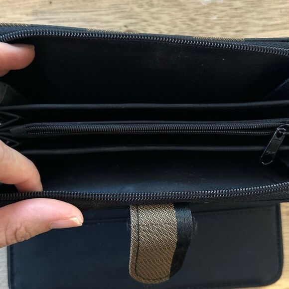 NWOT brown and black striped design designer looking wallet wallet. Zip around - Picture 5 of 5